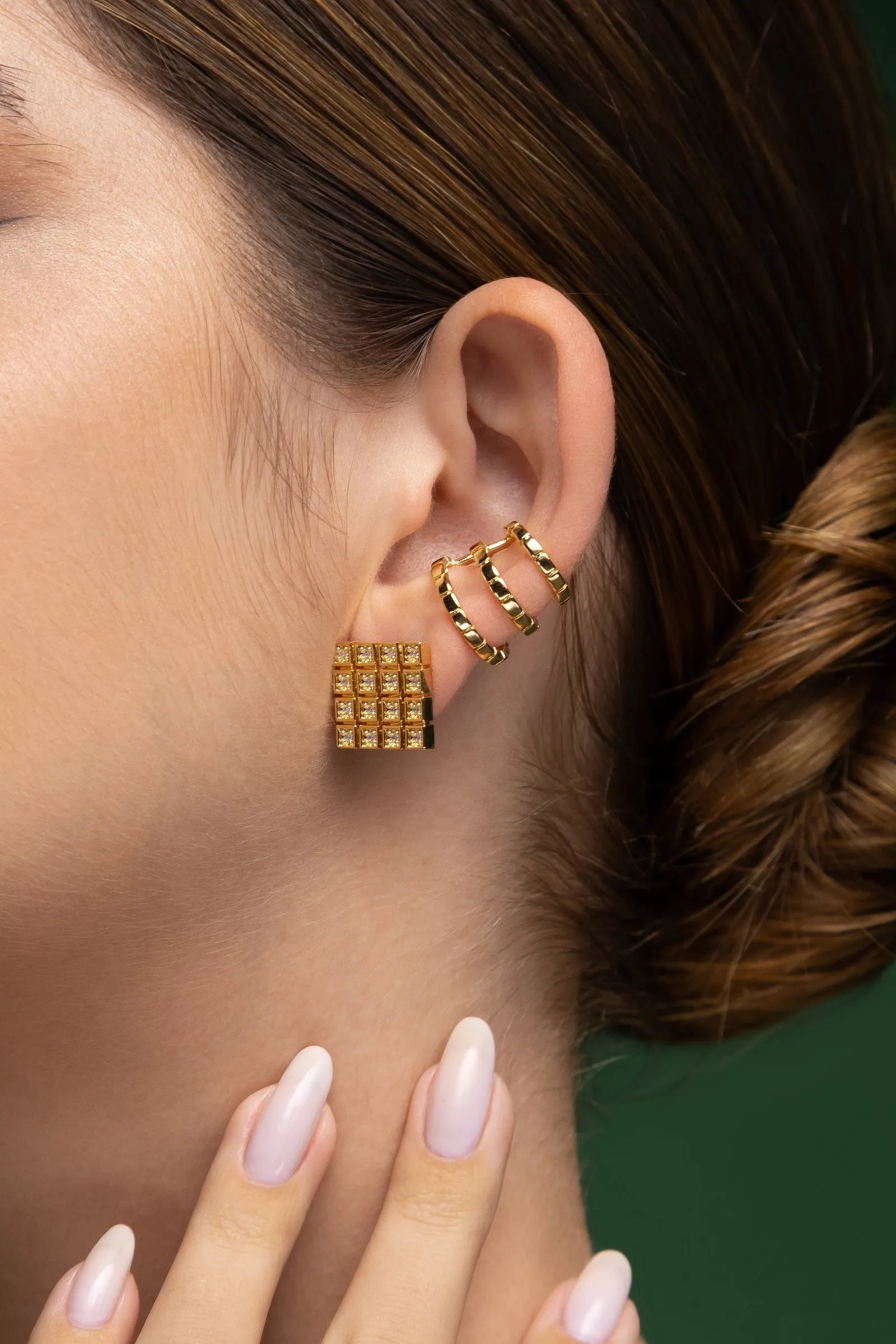 Brinco dourado com acabamento acetinado