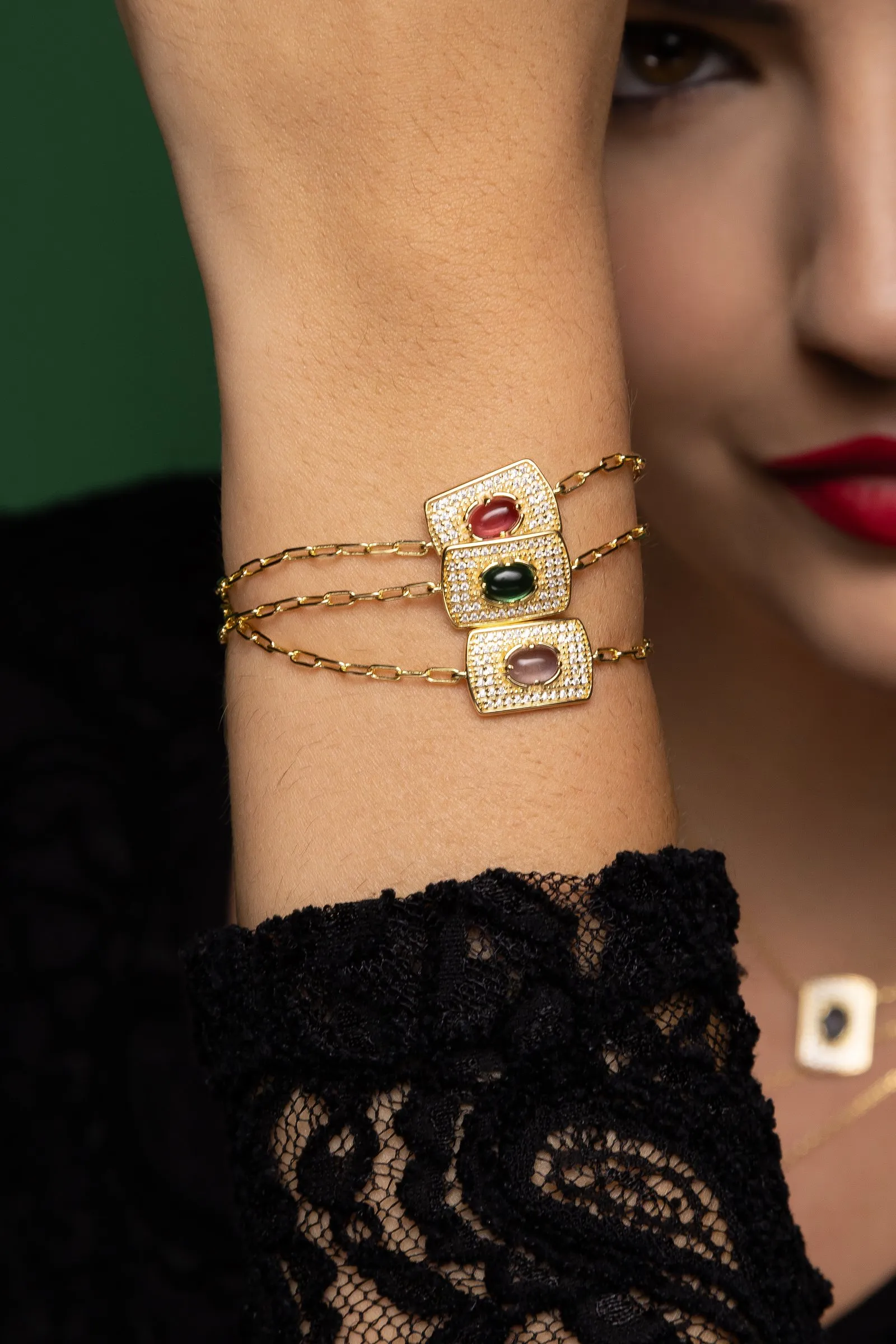 Pulseira dourada com pedras e verniz